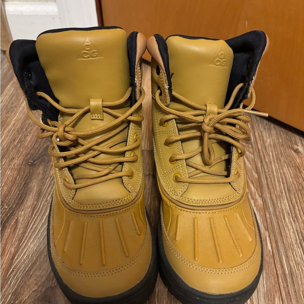 Nike Woodside 2 Youth size 5 1/2.